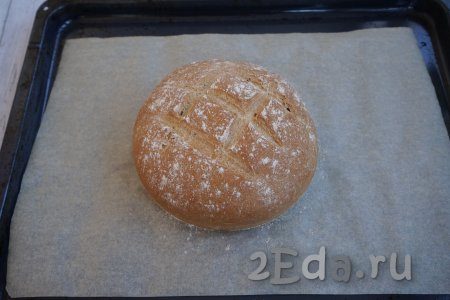 За это время наш цельнозерновой хлеб ещё «подрос». Узор на поверхности стал объёмным - самое время печь. Разогреваем духовку до 180 градусов и отправляем туда хлеб на 25-30 минут.