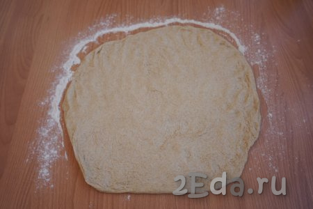 Далее смазываем руки растительным маслом, чтобы тесто не прилипало, и разравниваем тесто в прямоугольную лепёшку.