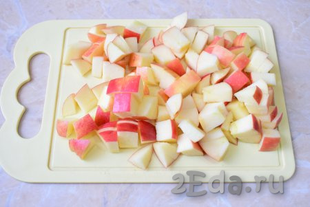 Пока каша пропаривается, займитесь приготовлением яблочной начинки. Яблоки помойте, разрежьте напополам и удалите сердцевины. Нарежьте яблочки кубиками.