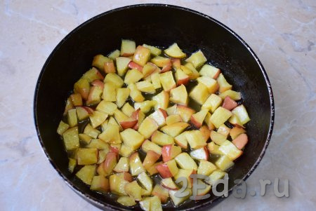 За время тушения яблоки уменьшатся в размере и будут покрыты сахарной глазурью (карамелизируются).