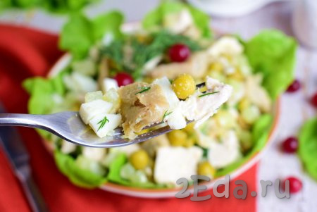 Сытный, вкусный, аппетитный салат с грибами, курицей и картошкой готов! Переложите его в салатник и подавайте к столу в качестве закуски или полноценного самостоятельного блюда.