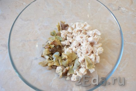 В чаше для приготовления салата соедините нарезанное куриное мясо и солёные (или маринованные) грибы. Можно использовать любые солёные (или маринованные) грибочки (у меня ассорти из лесных грибов).