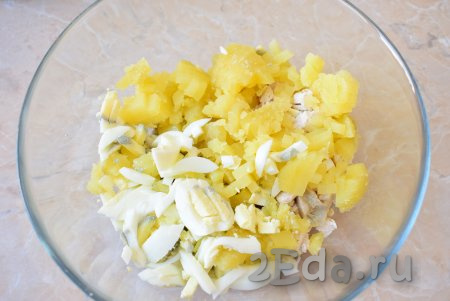 Очистите отварной картофель от кожуры, яйца - от скорлупы. Затем нарежьте картошку и яйца кубиками, выложите к грибочкам и куриному мясу.