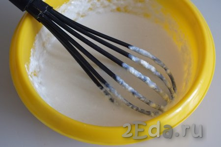 Добавьте к яйцам йогурт, не горячее растопленное масло (или спред), перемешайте венчиком.