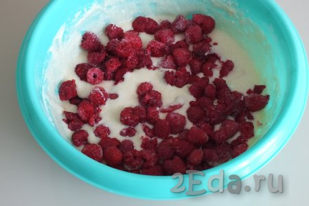 В получившееся тесто добавьте ягоды, аккуратно перемешайте ложкой, стараясь не помять ягодки.