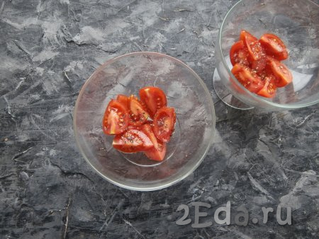 Небольшие помидоры разрезать дольками на 4 части. Салат выкладывать слоями (2-3 слоя) в креманки или стаканы. Вначале - часть помидоров, чуть посолить их и поперчить.