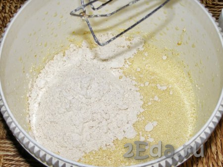 Добавляем смесь муки и разрыхлителя в чашу миксера и смешиваем ингредиенты миксером, пока тесто не станет однородным.