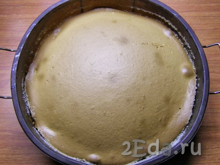 Ставим в заранее прогретую до 180 градусов духовку и выпекаем пирог с мандаринами, примерно, 35-45 минут. Готовность пирога проверяем, проткнув тесто деревянной шпажкой (если пирог готов, шпажка после прокалывания останется сухой).