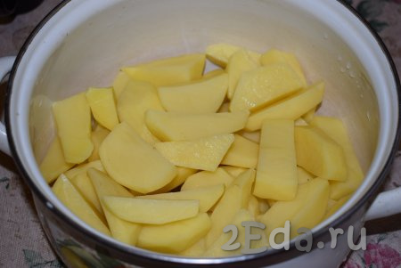В это время очистим картофель и нарежем его на крупные дольки.