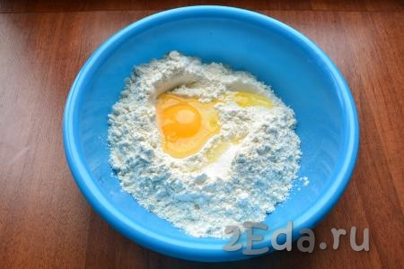 Для приготовления теста для блинов в миску насыпать муку, добавить сырое яйцо, соду, соль и сахар.
