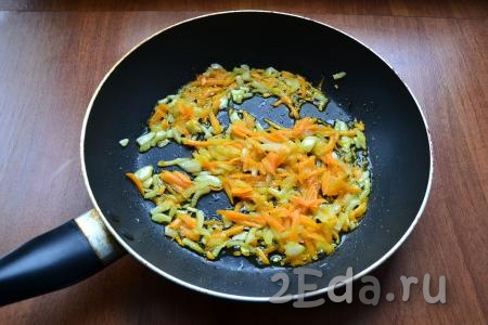Очищенный репчатый лук нарезать, очищенную морковь натереть на крупной терке, овощи обжарить на растительном масле, помешивая, минуты 3-4 (до мягкости).