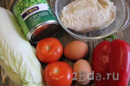 Подготовить продукты для приготовления салата "Красная шапочка" с помидорами и курицей. Куриную грудку сварить до готовности (в течение минут 30) и остудить. Яйца сварить вкрутую (в течение 10 минут с момента закипания).
