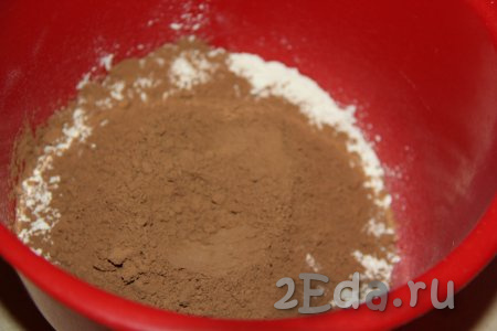 Прежде всего замесим тесто-крошку, для этого в миске нужно соединить муку, соль, разрыхлитель и какао.