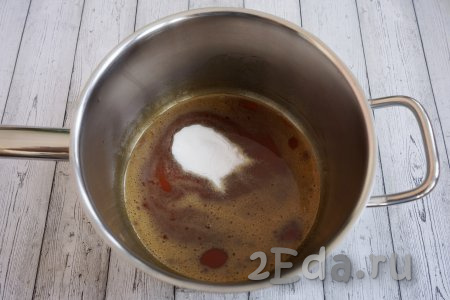 В горячий мёд высыпаем 1 чайную ложку соды и перемешиваем.