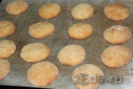 Выпекать печенье из манки в разогретой духовке при температуре 180 градусов минут 25 (до золотистого цвета).