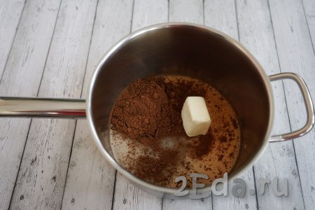 Когда торт "Вупи пай" собран, начинаем заниматься шоколадной помадкой. Для этого отправляем в сотейник 100 мл молока, 100 грамм сахара, 50 грамм сливочного масла и 40 грамм какао-порошка, ставим на средний огонь и прогреваем, непрерывно помешивая.