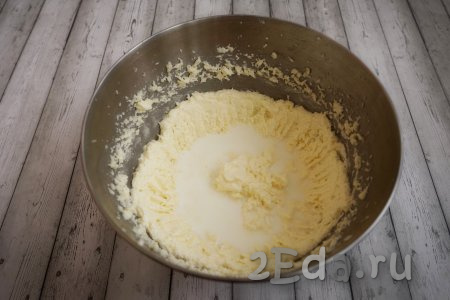 Дальше вводим в получившуюся яично-масляную массу 200 мл молока комнатной температуры, вновь перемешиваем миксером основу для нашего торта.