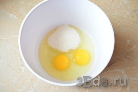 В достаточно глубокой чаше (глубокая чаша удобна тем, что при взбивании из неё не разлетаются брызги) соедините яйца с солью и сахаром.