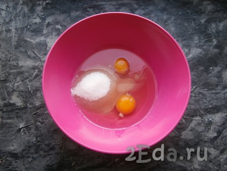 К яйцам добавить сахар, ванильный сахар и соль.