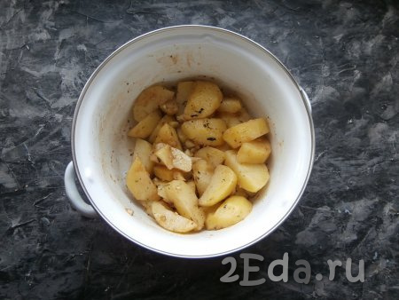 С картофеля, отваренного до полуготовности, слить воду, добавить получившийся соус, аккуратно перемешать, стараясь не разминать дольки картошки.