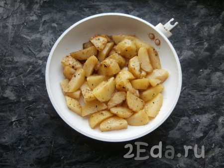 Переложить картофель в любую подходящую форму для запекания (или в сковороду, сняв ручку).