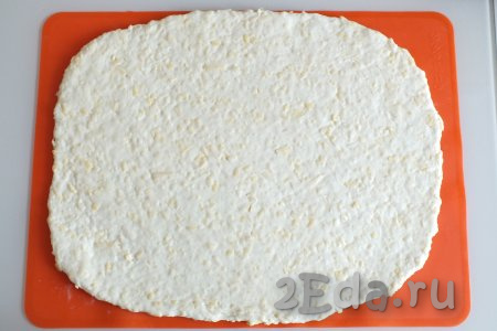 Готовое тесто раскатайте на присыпанной мукой поверхности в пласт толщиной не более 0,3 см.