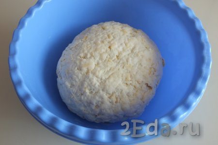 Готовое сырное тесто получается туговатым, но пластичным, оно не должно крошиться. Прикройте тесто полотенцем и оставьте на 20 минут при комнатной температуре. По истечении времени можно готовить из сырного теста на кефире вашу любимую выпечку. 