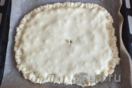Сделайте в верхнем пласте в центре пирога дырочку для выхода пара. Подготовленный пирог с мясом и сыром поставьте выпекаться в разогретую до 180 градусов духовку на 35-40 минут (учитывайте особенности своей духовки).