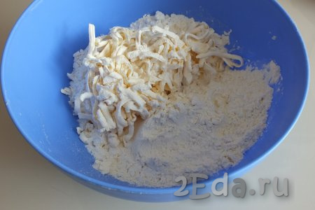 Замесим вначале тесто, для этого в миску натрите холодный маргарин (или масло). Чтобы маргарин хорошо натирался, его можно заранее поместить в морозилку на 10-20 минут. К натёртому маргарину (или маслу) добавьте муку.