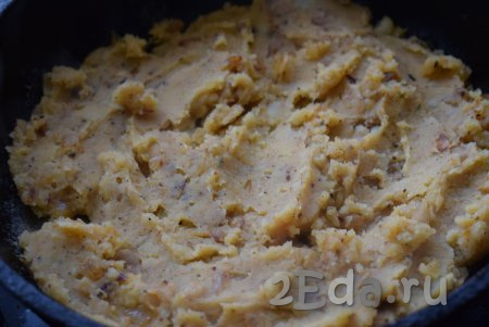 Перемешиваем картофельное пюре с луком до однородности и наша начинка для вареников готова. Охлаждаем её до комнатной температуры и можно начинать лепить вареники.