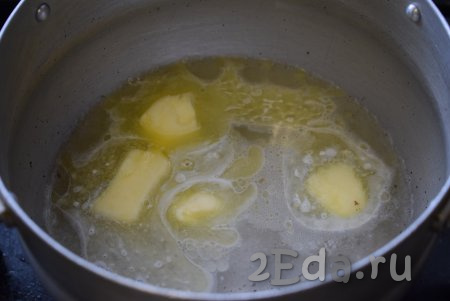 Вначале замесим тесто для вареников, для этого наливаем воду в кастрюльку, добавляем сливочное масло, нарезанное на кубики. Ставим кастрюльку на огонь и доводим воду с маслом до кипения, снимаем с огня.