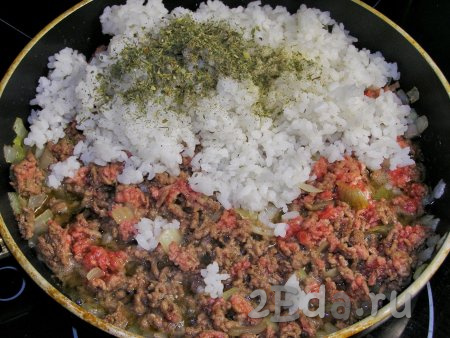 Кладём в сковородку тёплый рис, по желанию, добавляем сушёную зелень, перемешиваем и убираем с огня.