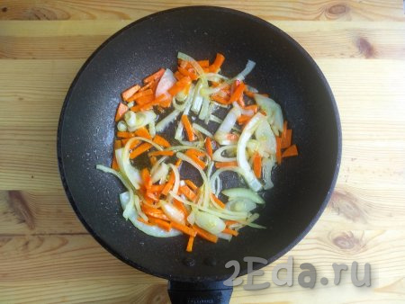 Обжарить лук с морковью на растительном масле в сковороде с высокими бортами на среднем огне до прозрачности лука (примерно, 3-4 минуты), не забывая помешивать, чтобы овощи не пригорели.