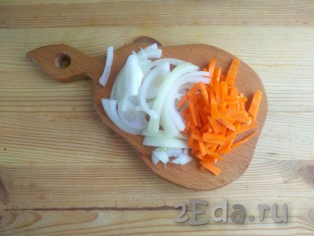 Лук очистить от шелухи и нарезать полукольцами толщиной 2-3 мм. Морковь очистить и нарезать небольшими брусочками (можно натереть на тёрке).