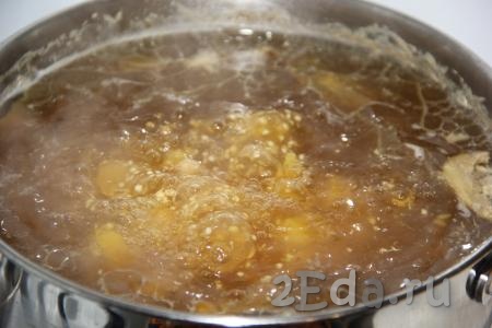 Когда сушеные грибы проварятся 25 минут, добавить в суп картофель и пшено, варить 10-15 минут.