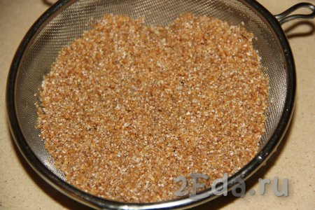 Пшеничную крупу хорошо промыть под холодной водой, дать стечь лишней жидкости.