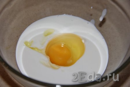 В миске соединить кефир и яйцо.