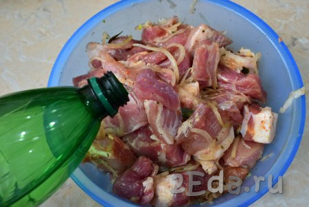 Затем влейте к мясу минеральную газированную воду, перемешайте и оставьте свинину ещё на 1-2 часа.