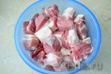 Для приготовления шашлыка выбирайте свинину с небольшим количеством сала. Такой шашлык будет более сочным и мягким. Для шашлыка подойдёт свиная шея или мясная грудинка. Мясо не должно быть замороженным, так как при разморозке из него уйдёт сок. Выбранное мясо нарежьте на кусочки, примерно, одинакового размера и сложите в чашу, в которой оно будет мариноваться.