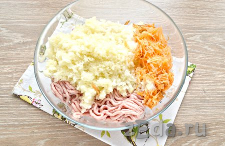 В широкой миске соединить мясной фарш, варёный рис, измельчённую капусту, морковку и лук.