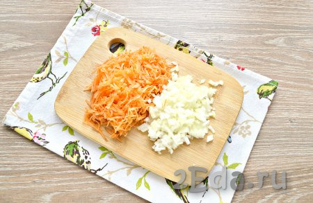 Морковку и лук очистить, промыть. Морковку натереть на средней тёрке, луковицу нарезать на небольшие кубики.