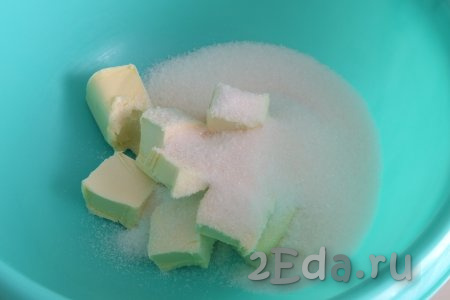 Масло комнатной температуры соедините в миске с сахаром, перемешайте вилкой.