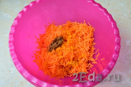Для приготовления кекса очищенную морковь натрите на мелкой терке. Снимите с апельсина цедру, не затрагивая белую часть. Соедините в достаточной объёмной миске натёртую морковь и цедру апельсина, добавьте корицу.