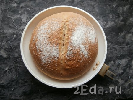 Выпекать хлеб с пшеничными отрубями в разогретой до 200 градусов духовке около 40 минут.