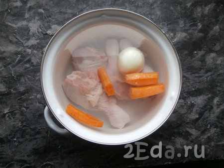 Поместить их в кастрюлю, влить 1,5 литра холодной воды, добавить целую очищенную луковицу и разрезанную на 4 части очищенную морковку.