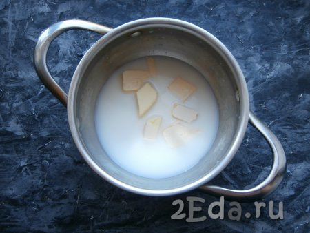 Вначале приготовим тесто, для этого в кастрюлю с толстым дном нужно налить молоко и воду, добавить кусочки сливочного масла.