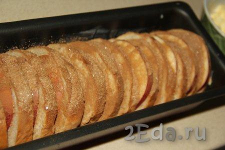 Посыпать сахарно-коричной смесью наш пирог из батона с яблоками.