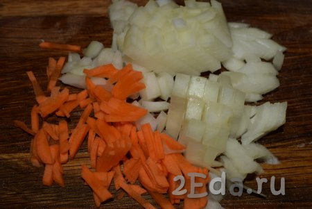 Лук и морковь очищаем. Нарезаем лук мелкими кубиками, а морковь - тоненькой соломкой.