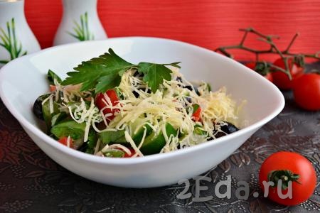 Салат с помидорами, сыром и оливками