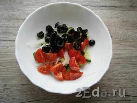 Оливки нарезать на кружочки. В салат из огурцов и лука выложить нарезанные на 2-4 части помидоры черри и кружочки черных оливок.